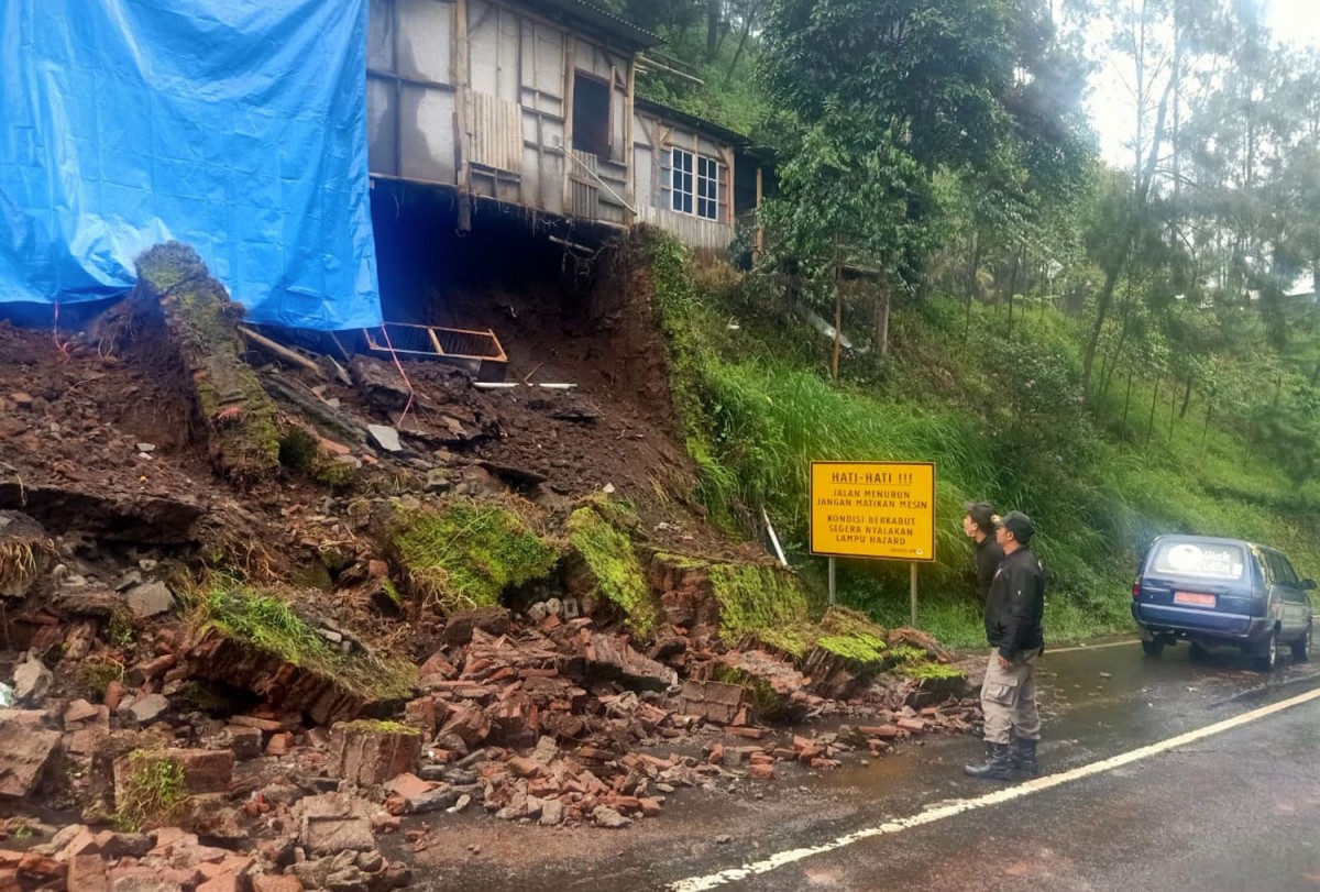 Longsor menutup sebagian jalan penghubung dua desa di Tosari, Pasuruan