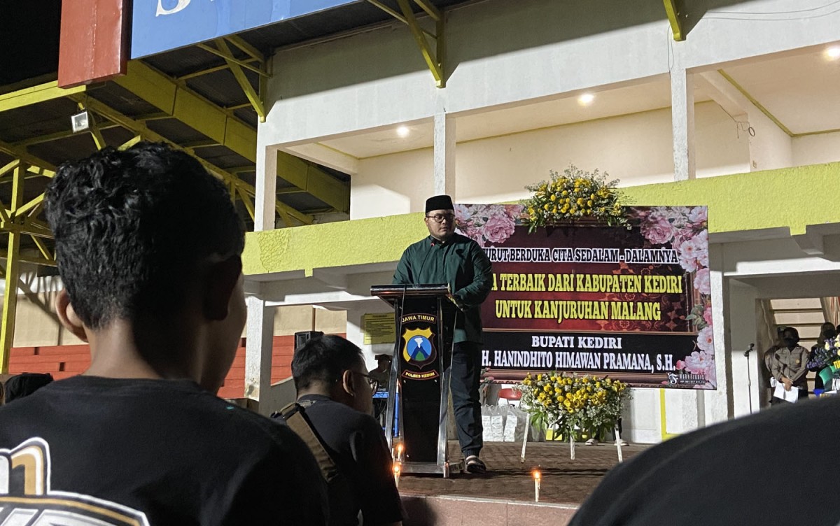 Mas Dhito di sela aksi 1000 lilin