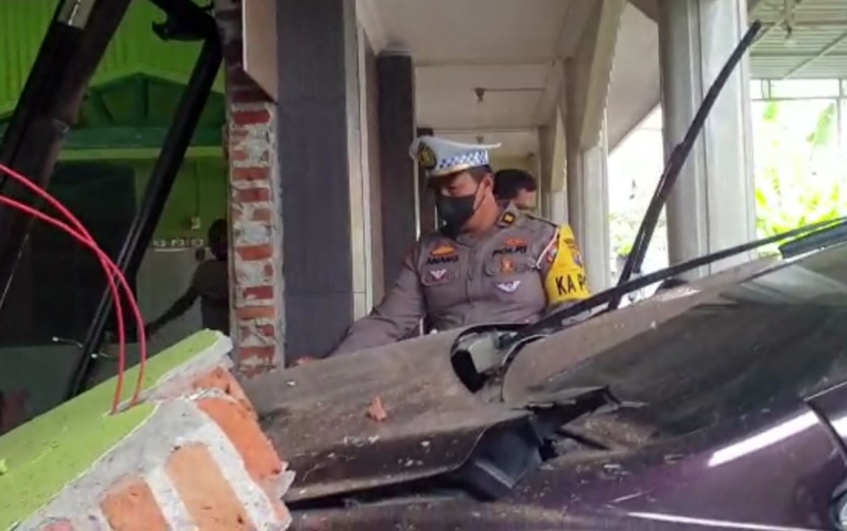 Mobil CRV tabrak musala di Lamongan
