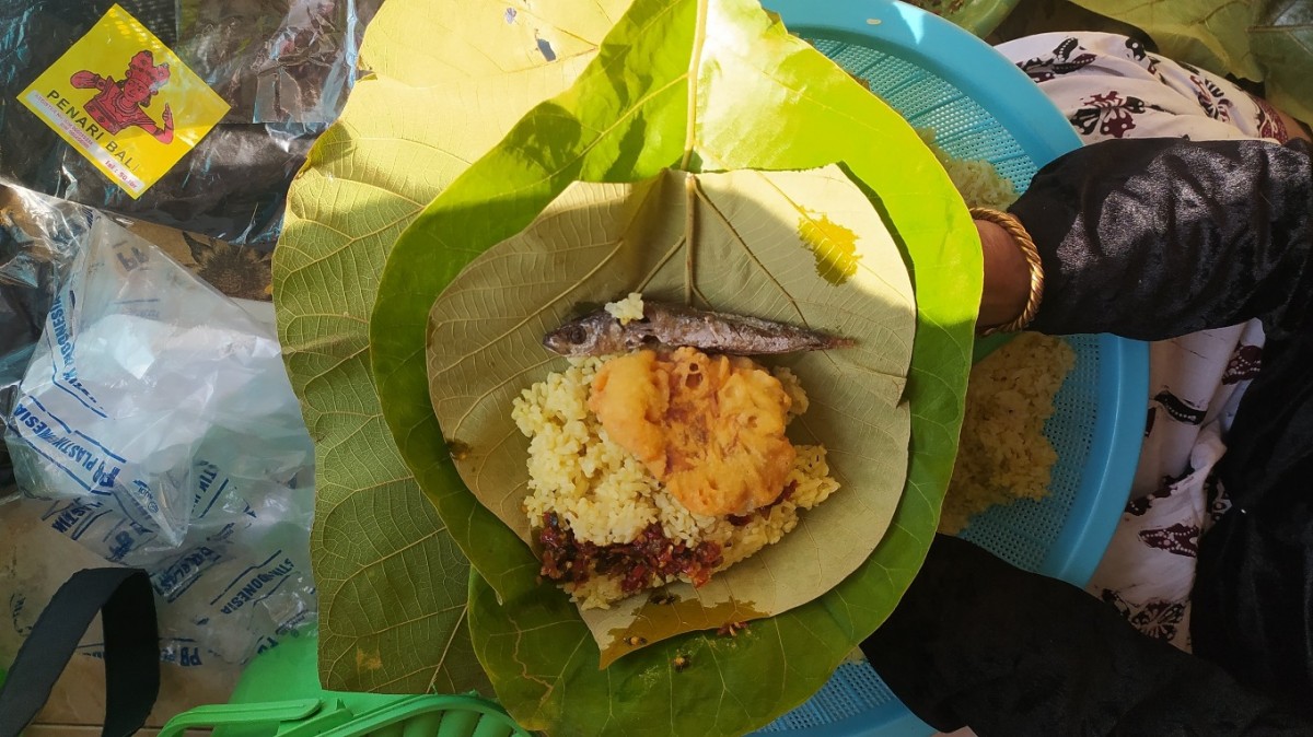 Salah satu pedagang nasi muduk di Desa Sendangagung, Paciran Lamongan.(Foto: Adyad Ammy Iffansah/jatimnow.com)
