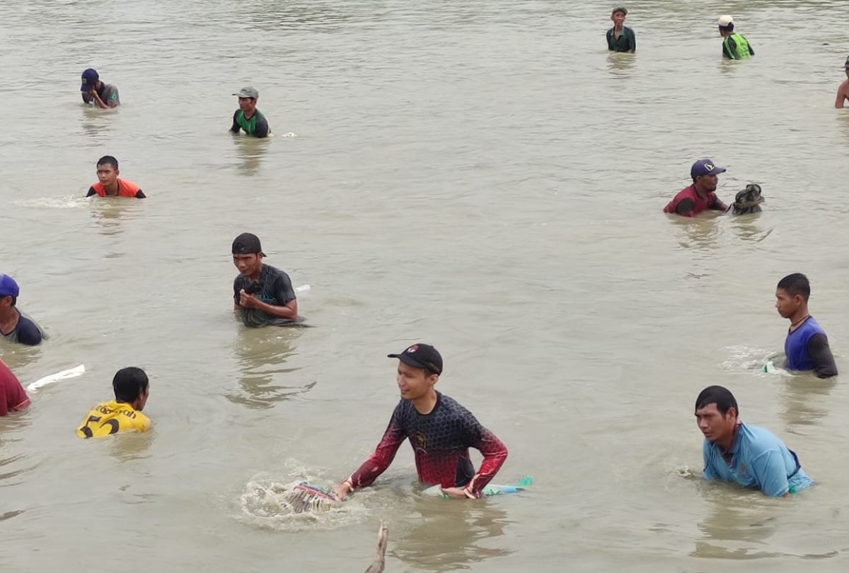 Agenda tahunan Nyusuk Iwak diikuti ratusan warga Lamongan.