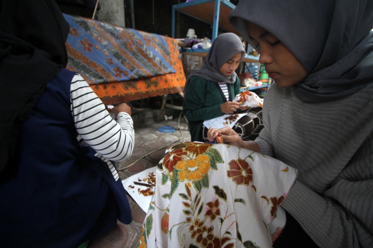 Generasi muda perajin batik Sari Kenongo di Sidoarjo.