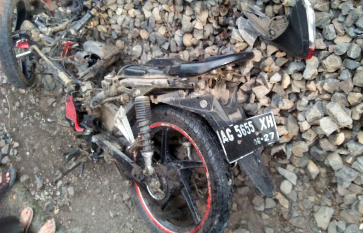 Motor yang dikendarai pemuda itu juga hancur