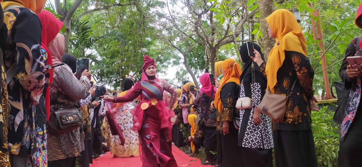 Aksi emak-emak saat Fashion Show di telaga bandung Lamongan.(Foto: Adyad Ammy Iffansah/jatimnow.com)