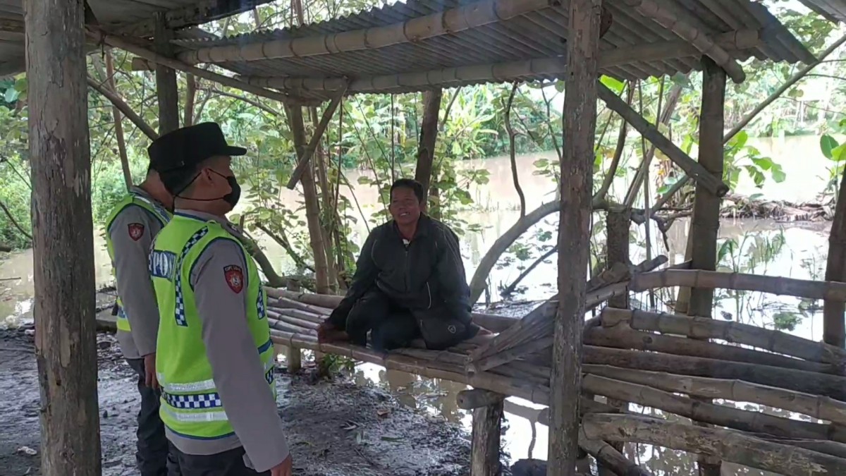 Polisi melakukan sosialisasi terhadap masyarakat. 