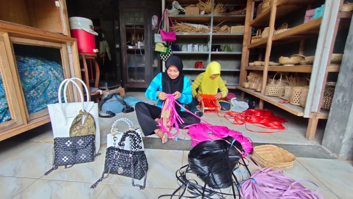 Suciningati saat menganyam tas jali.(Nor for jatimnow.com)