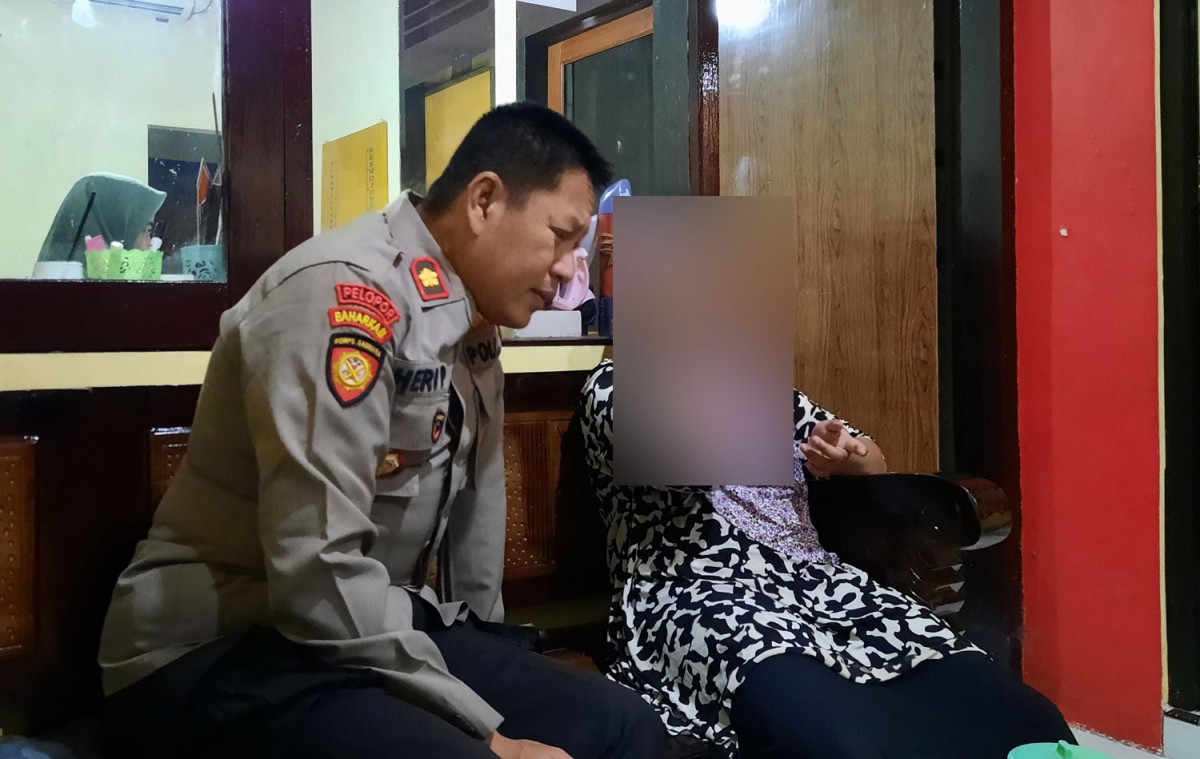 Gadis yang hendak bunuh diri diajak berkomunikasi dengan Kapolsek Mojosari, Kompol Heru Purwandi (Foto: Achmad Supriyadi/jatimnow.com)