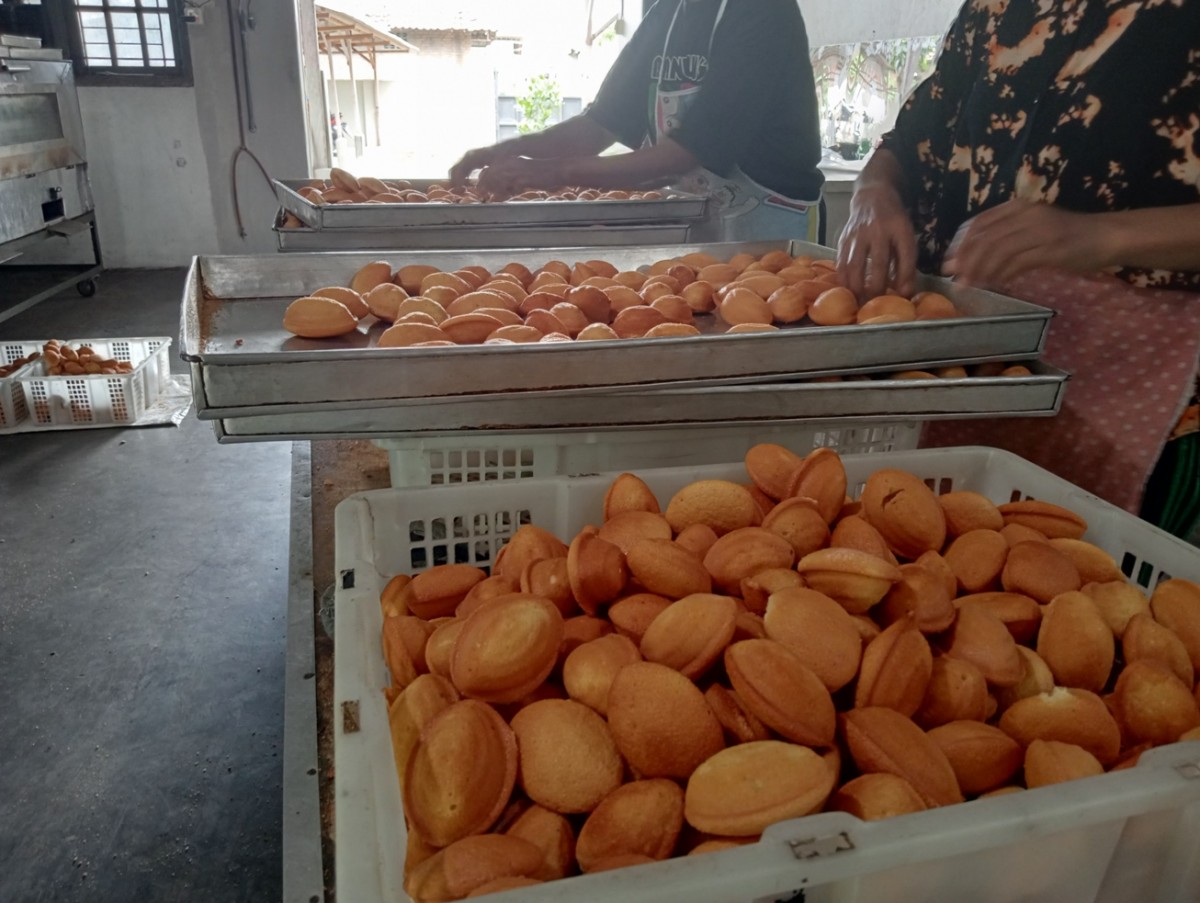 Produksi roti plemben di Desa Banyuarang, Kecamatan Ngoro, Jombang.(Foto: Elok Aprianto)