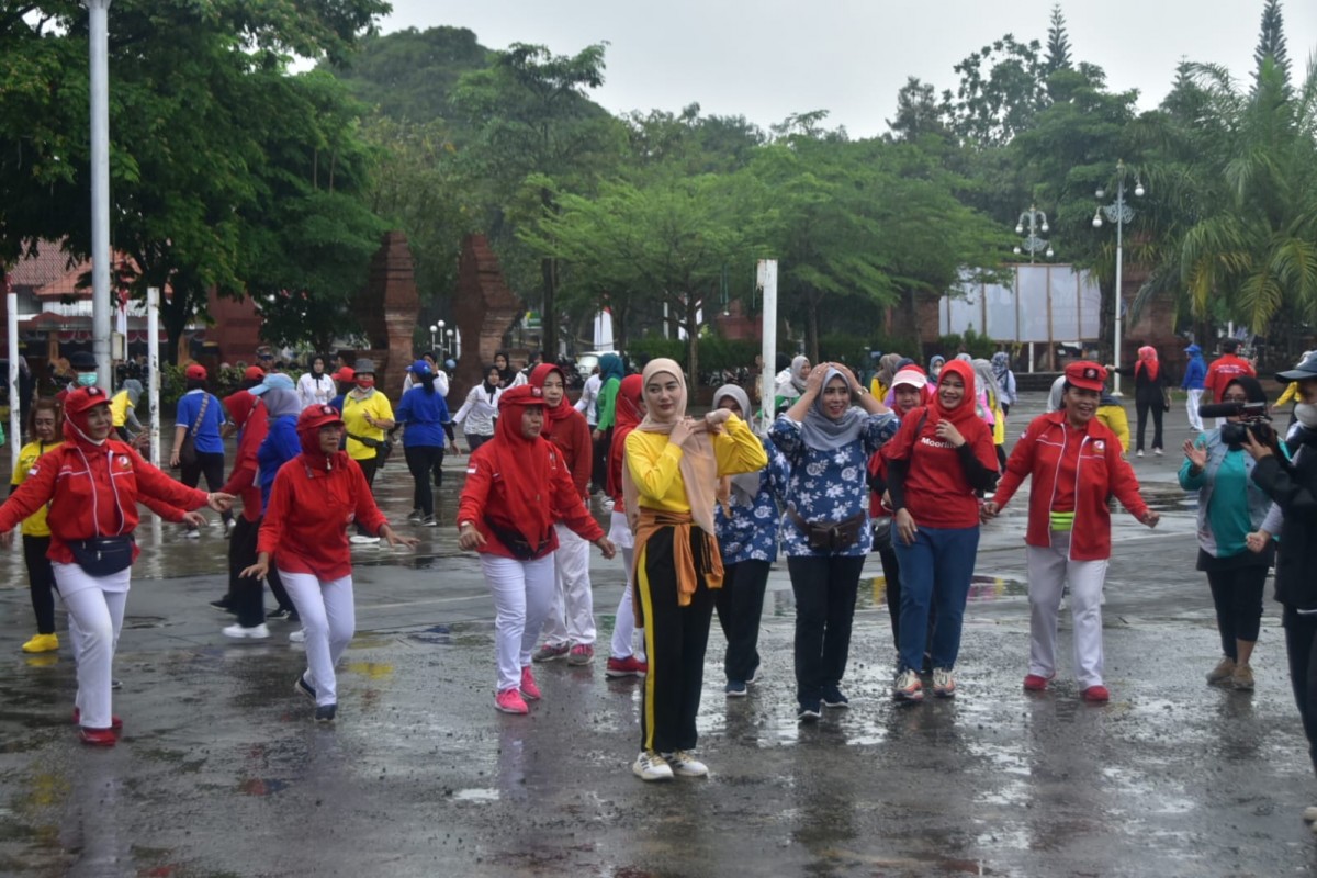 Novita Hardini bersama Ibu-ibu di Kabupaten Trenggalek saat agenda senam sehat bersama.