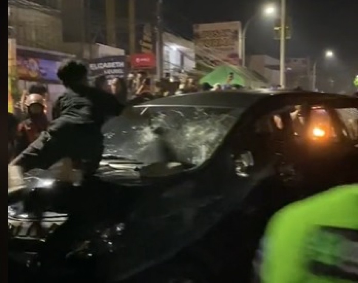 Massa marah menghancurkan korban pelaku tabrak lari. (Foto: tangkapan layar TikTok)