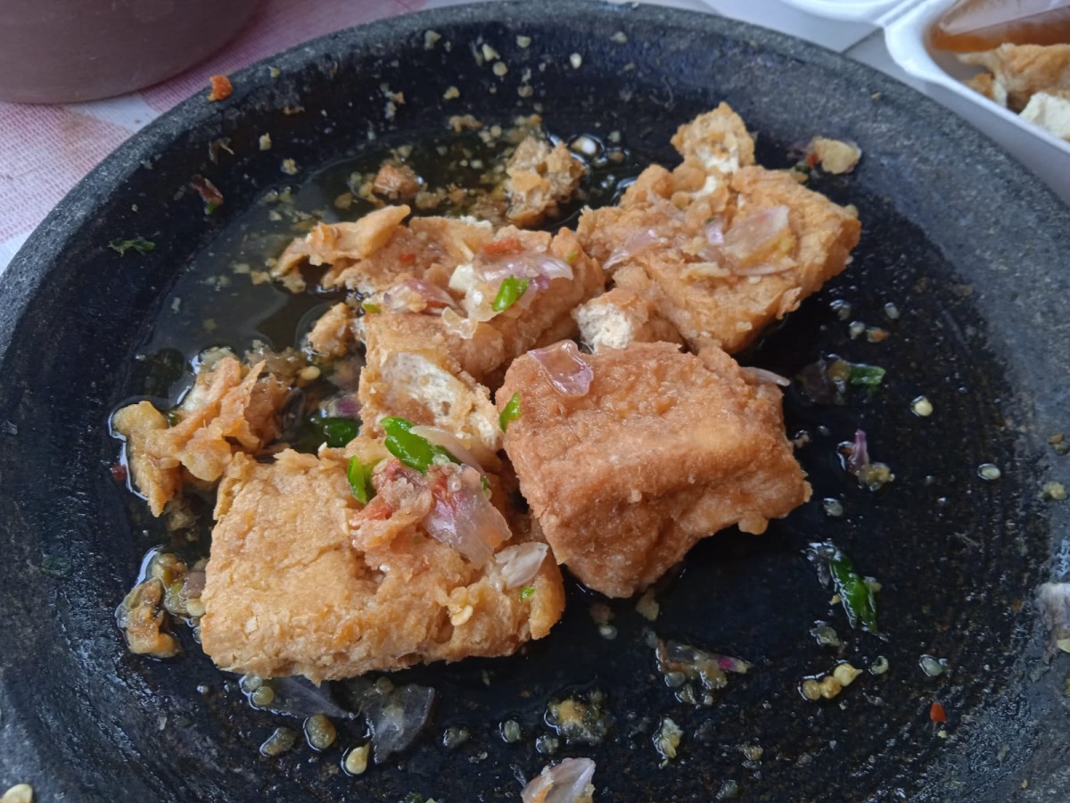 Tahu gejrot yang bisa request tingkat kepedasan.(Foto: Nor for jatimnow.com)