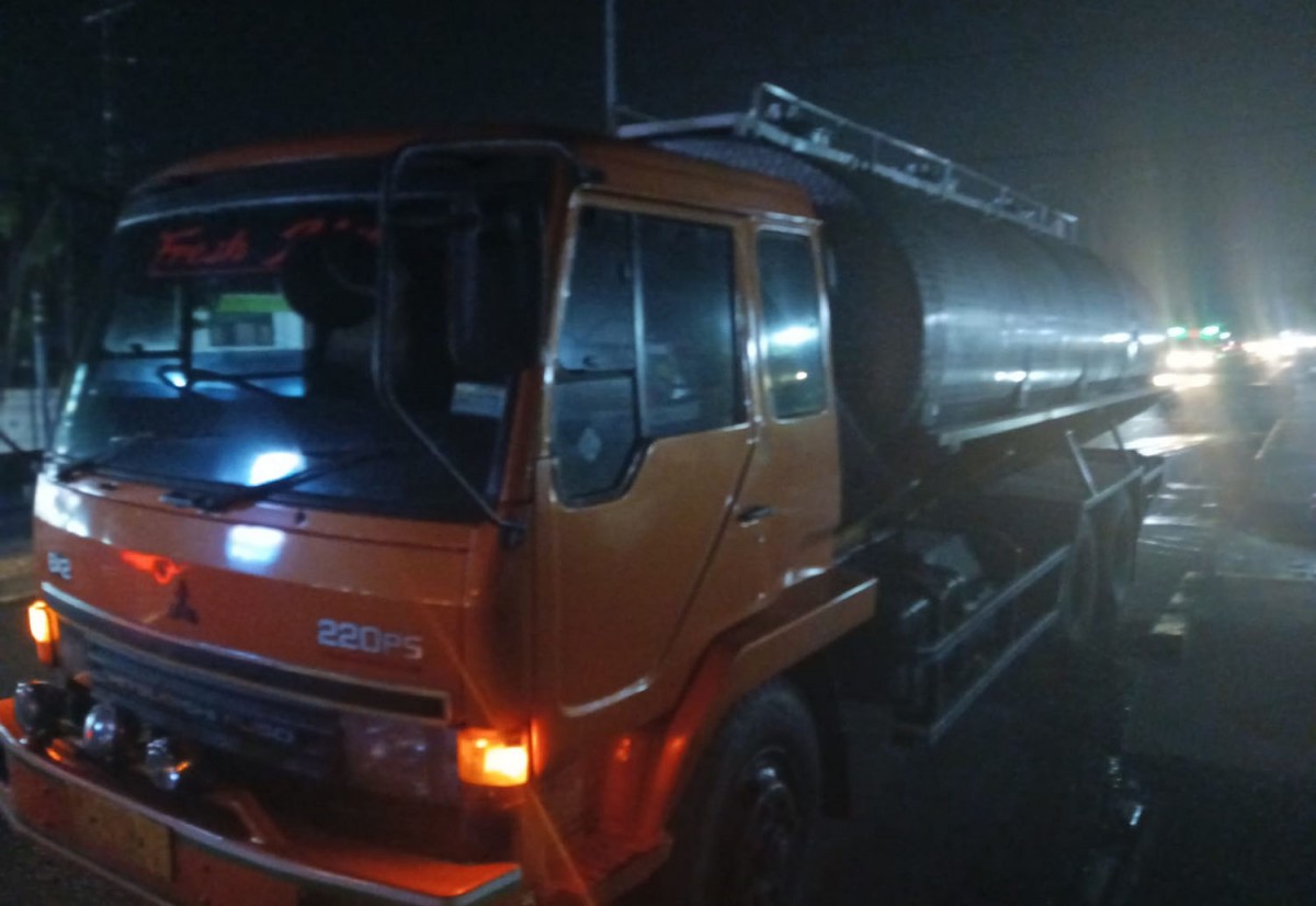 Truk tangki bermuatan susu yang menyeruduk dua motor di Jombang