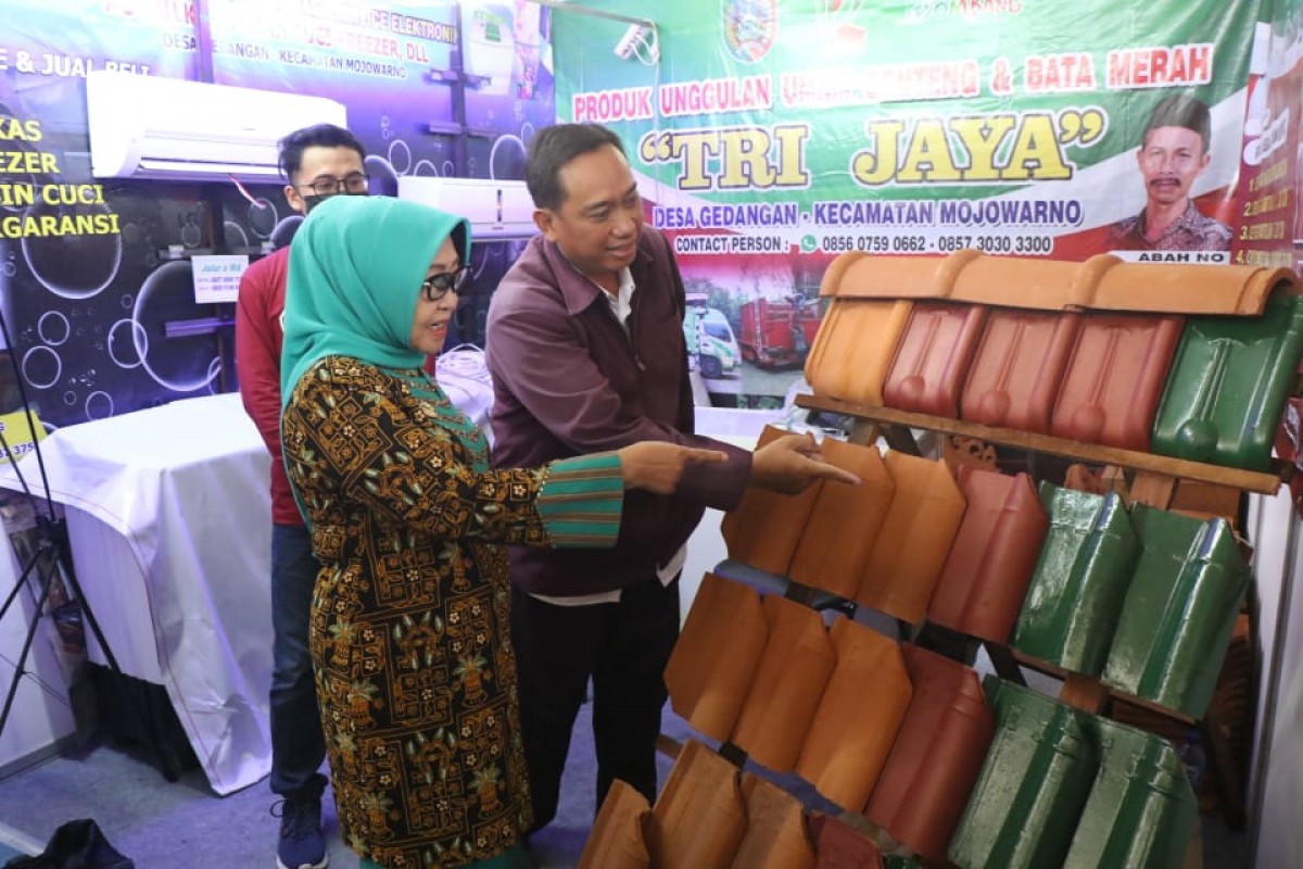 Bupati Mundjidah saat melihat produk unggulan UMKM Jombang di gelaran Business Gathering.