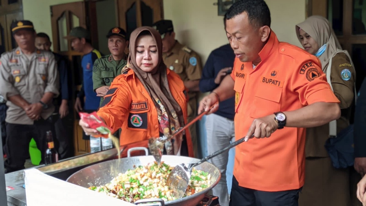 Bupati Sugiri dan Wabup Lisdyarita saat di dapur umum pengungsian Desa Talun.