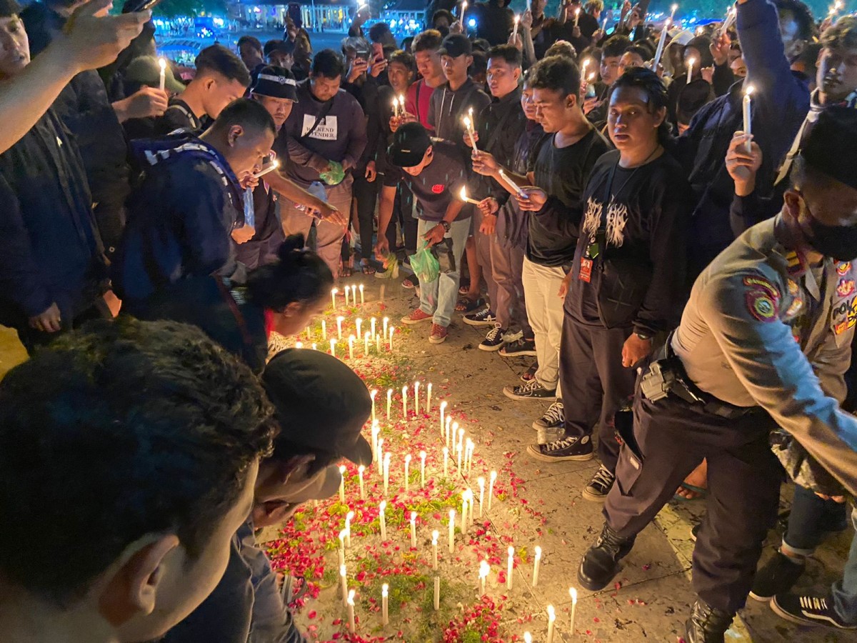 Doa bersama suporter di Ponorogo (Foto: Mita Kusuma/jatimnow.com)