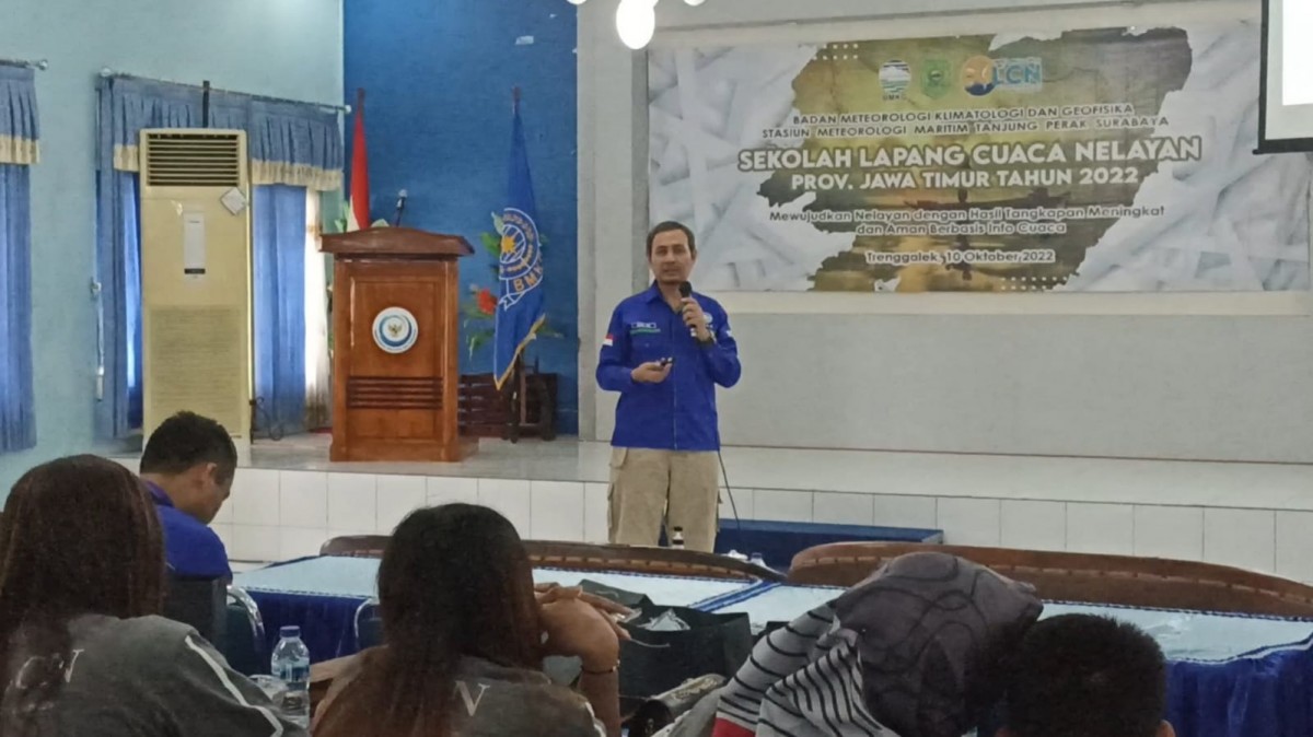 Para nelayan di Trenggalek dilatih membaca informasi kemaritiman oleh BMKG