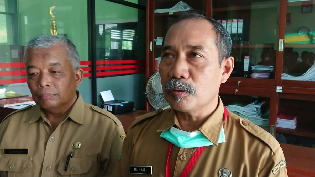 Kepala SMKN 1 Tulungagung, Muhari (kanan) - (Foto: Bramanta Pamungkas/jatimnow.com)