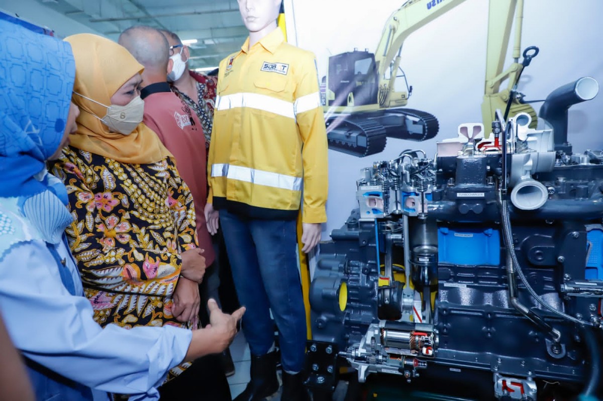 Gubernur Khofifah Indar Parawansa saat melihat karya inovasi SMK Pusat Keunggulan yang dipamerkan di Cito Mall Surabaya