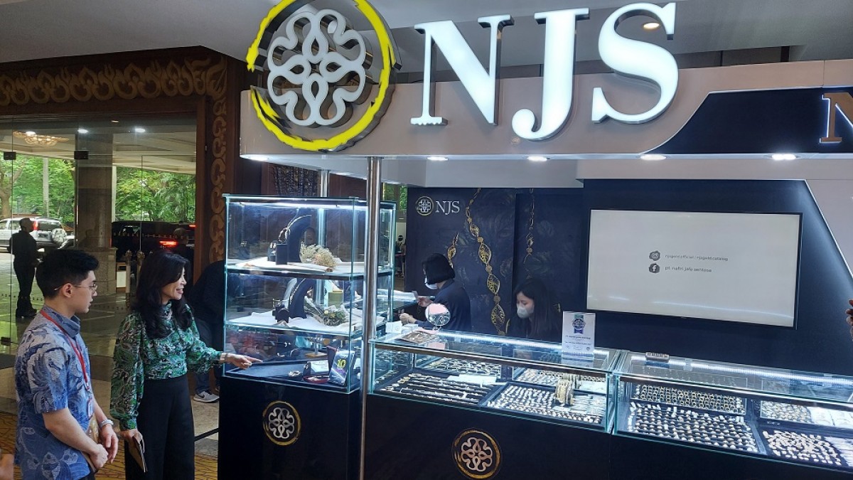 President Director NJS Gold Naomi Julia Soegianto (batik) saat menunjukkan koleksi terbarunya (Foto: Ni'am Kurniawan/jatimnow.com)