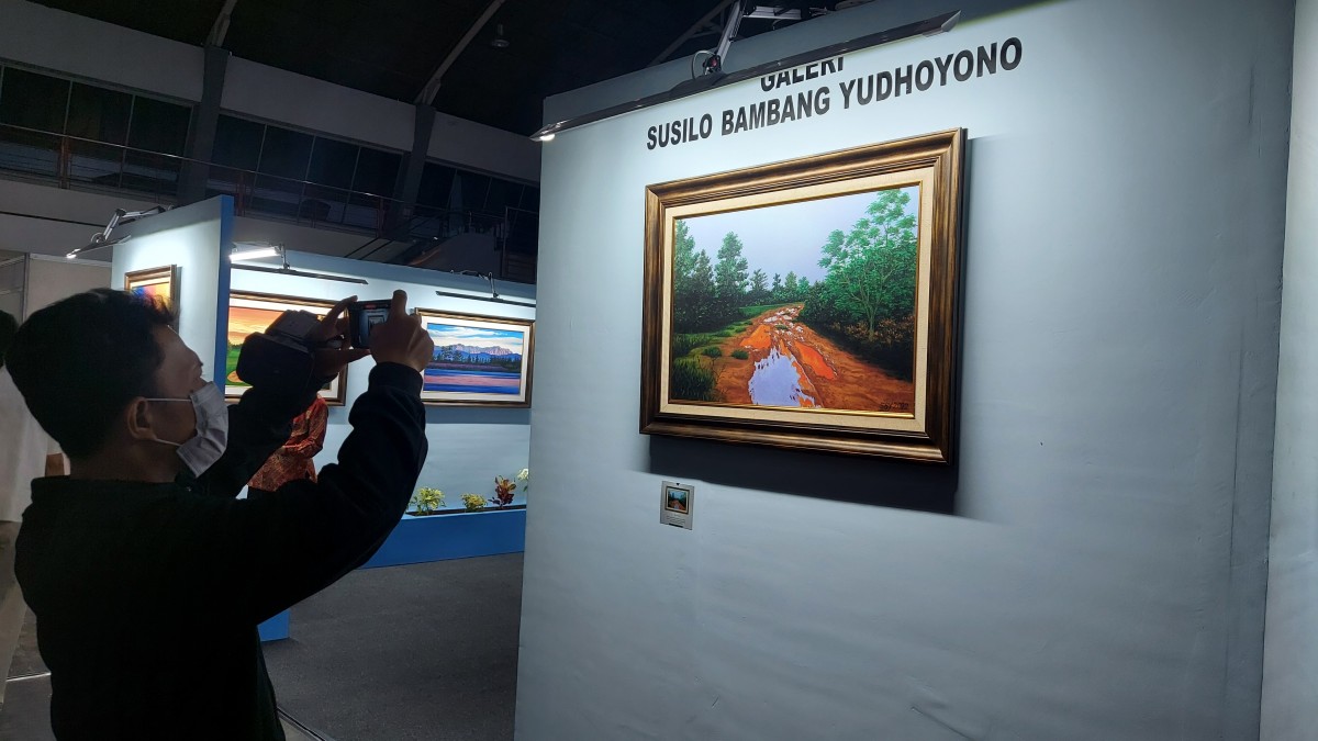 Pengunjung saat menikmati lukisan karya SBY