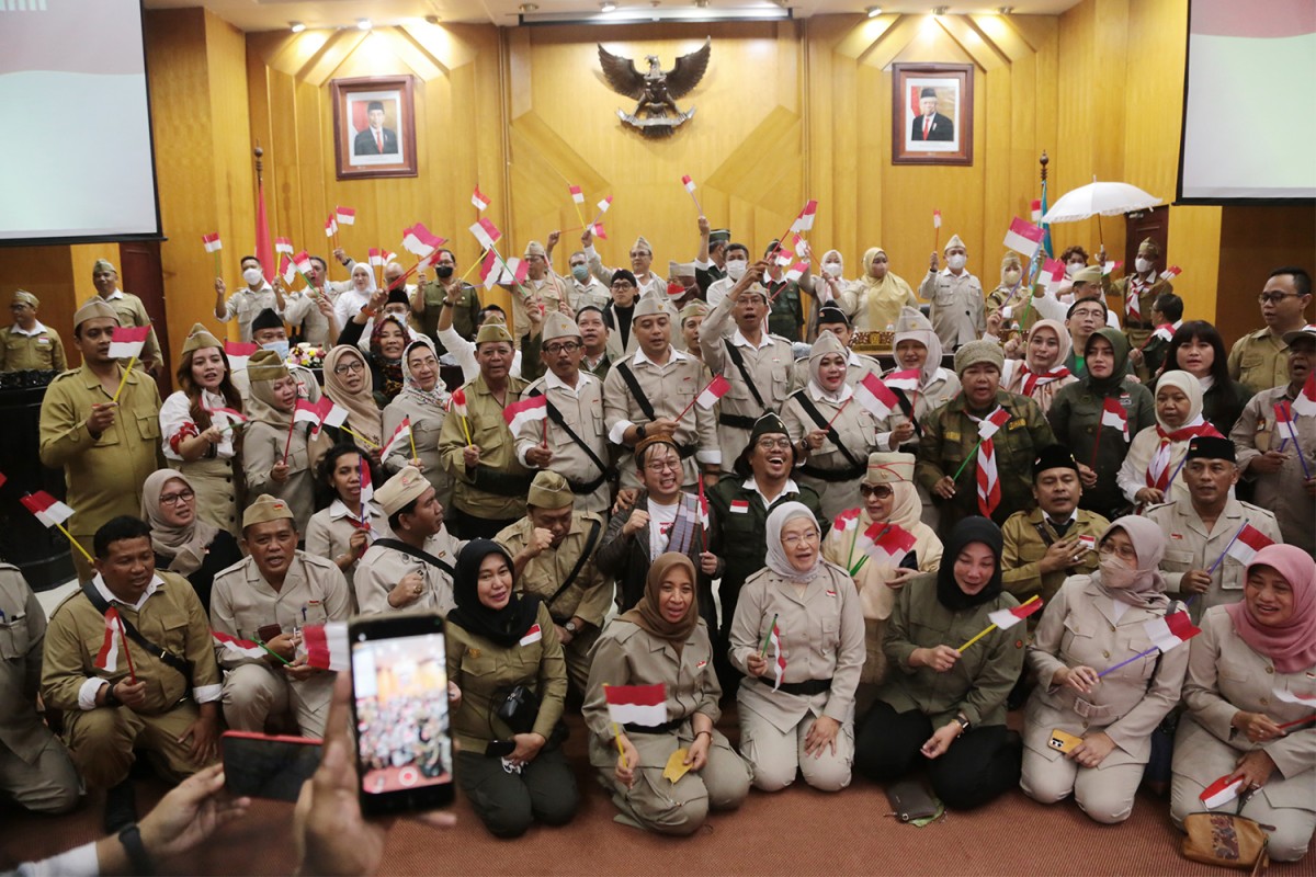 Pemkot Surabaya beserta jajaran dan DPRD Surabaya memakai pakaian pejuang saar rapat paripurna pengesahan APBD 2023.