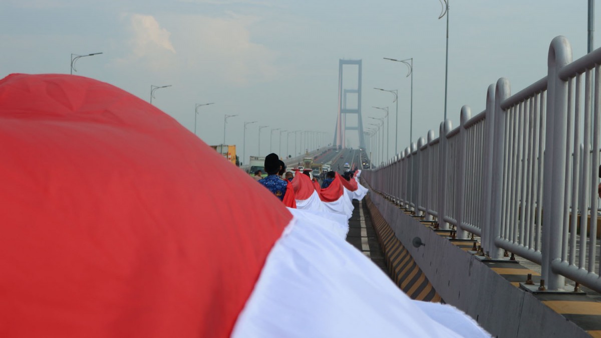 Potret Bendera Merah Putih Raksasa Di Jembatan Suramadu