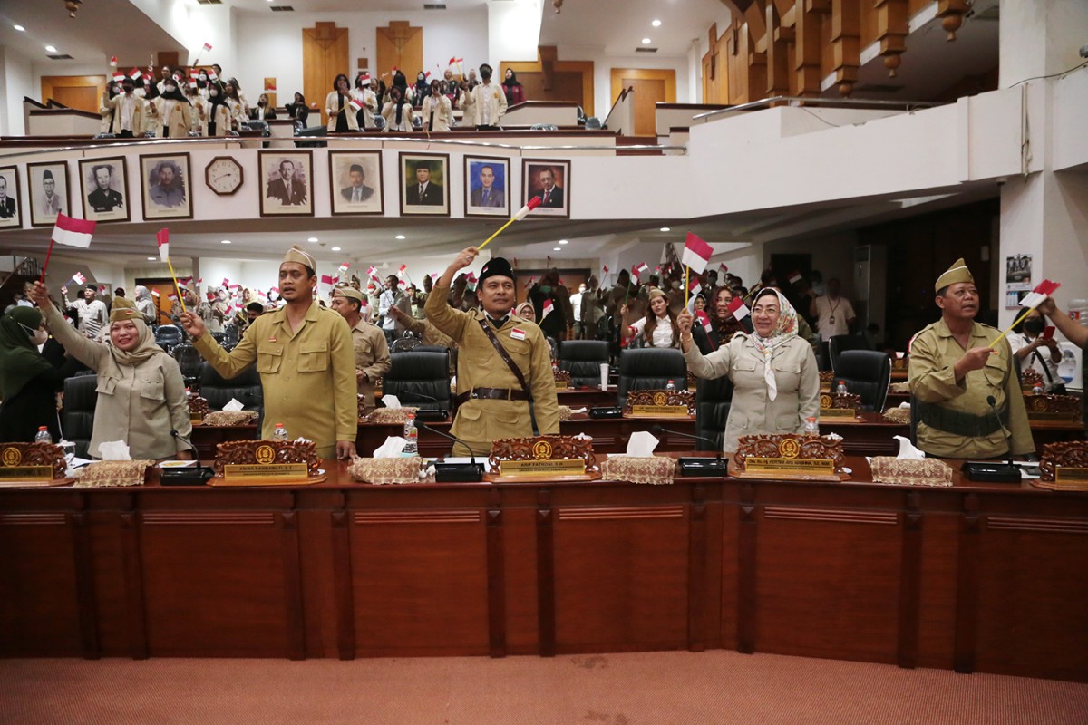 Momen pengesahan APBD Surabaya tahun 2023.