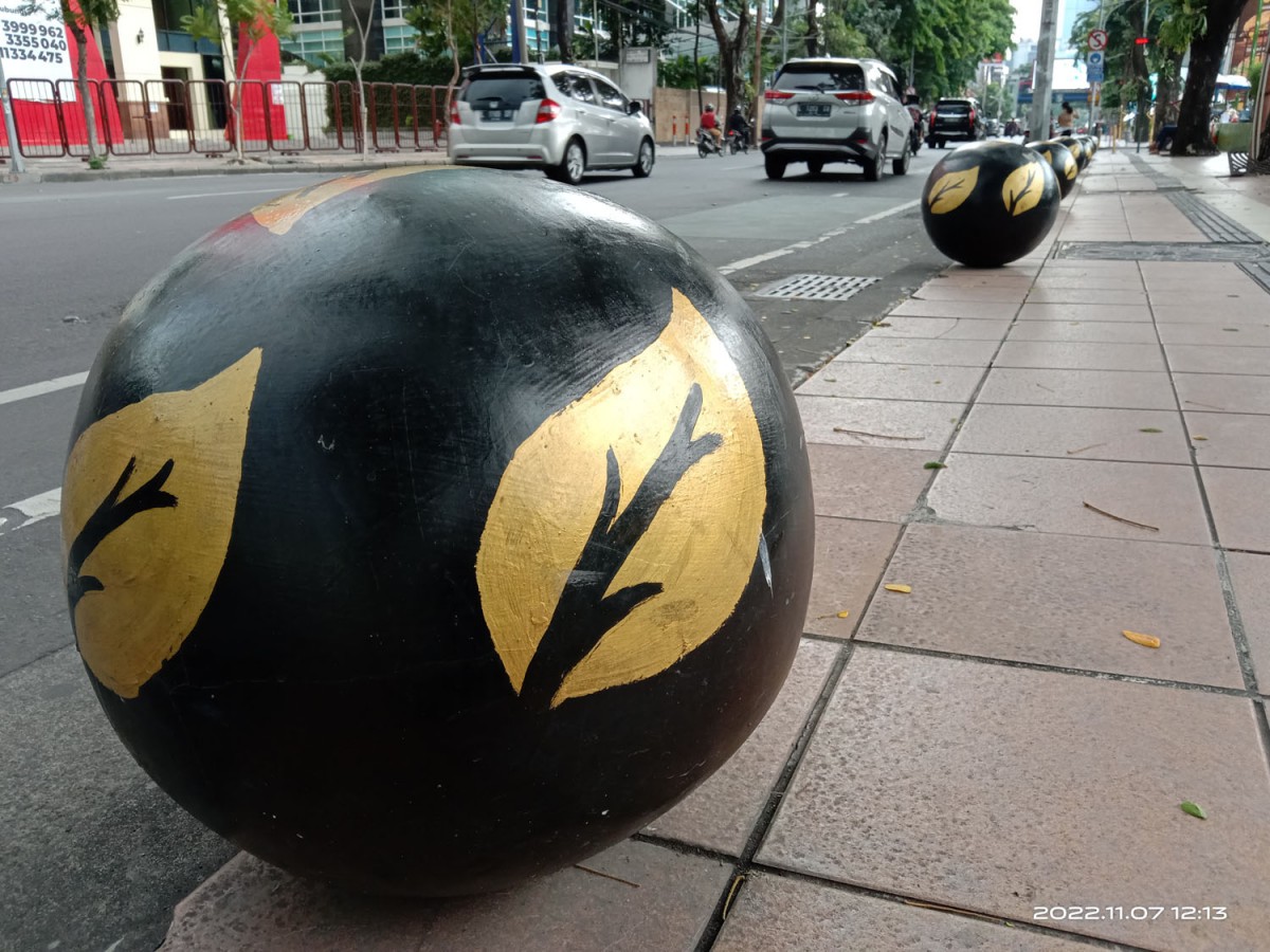 Deretan bollard ball di Jalan Pemuda Surabaya