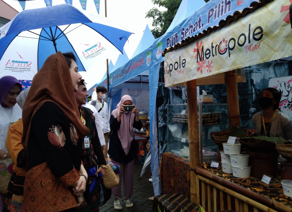 Arumi Bachsin saat melihat deretan tenan di BSFF 2022 Kota Batu