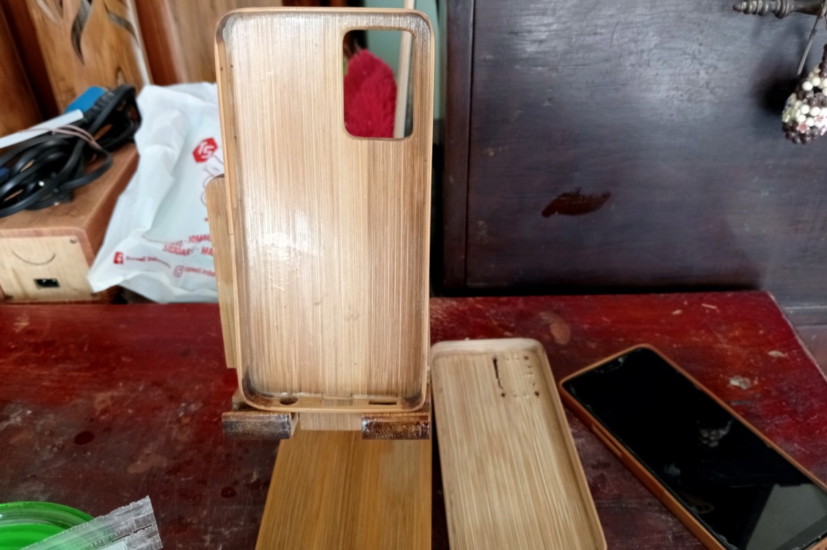 Casing HP berbahan bambu karya Sukardi kerap dipamerkan di berbagai ajang.