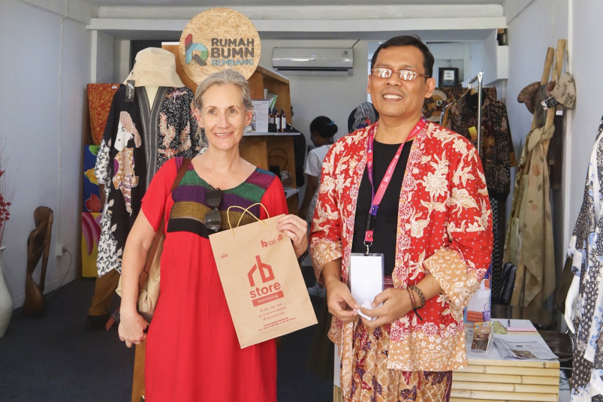 Delegasi G20 asal Mexico, Maria Fernanda Garza (kiri), saat berkunjung ke stand UMKM Binaan SIG pada pameran Future SMEs Village di area Bali Collection, Nusa Dua, Bali. (foto: SIG for jatimnow.com)