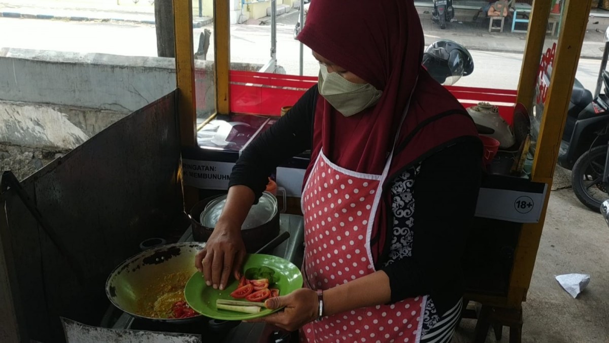 Menikmati tumis lobster air tawar di tepi Jalan Patiunus, Kota Pasuruan