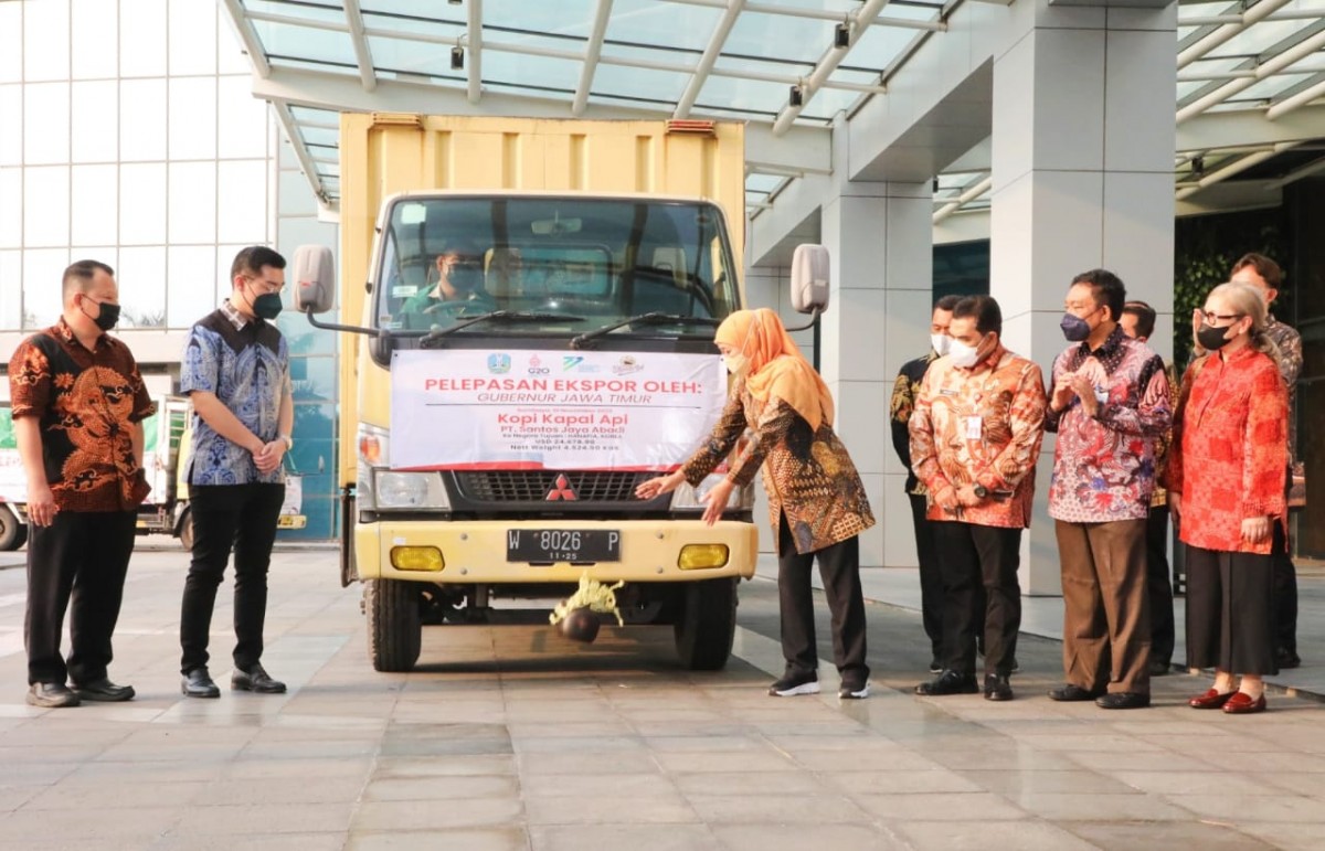 Gubernur Jatim Khofifah Indar Parawansa Khofifah saat melepas ekspor ke empat negara