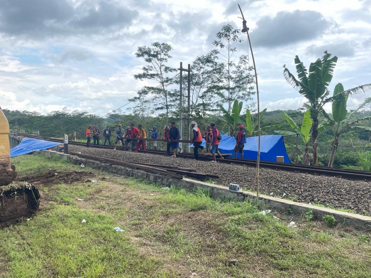 Normalisasi perlintasan stasiun kereta api oleh PT KAI Daop 8