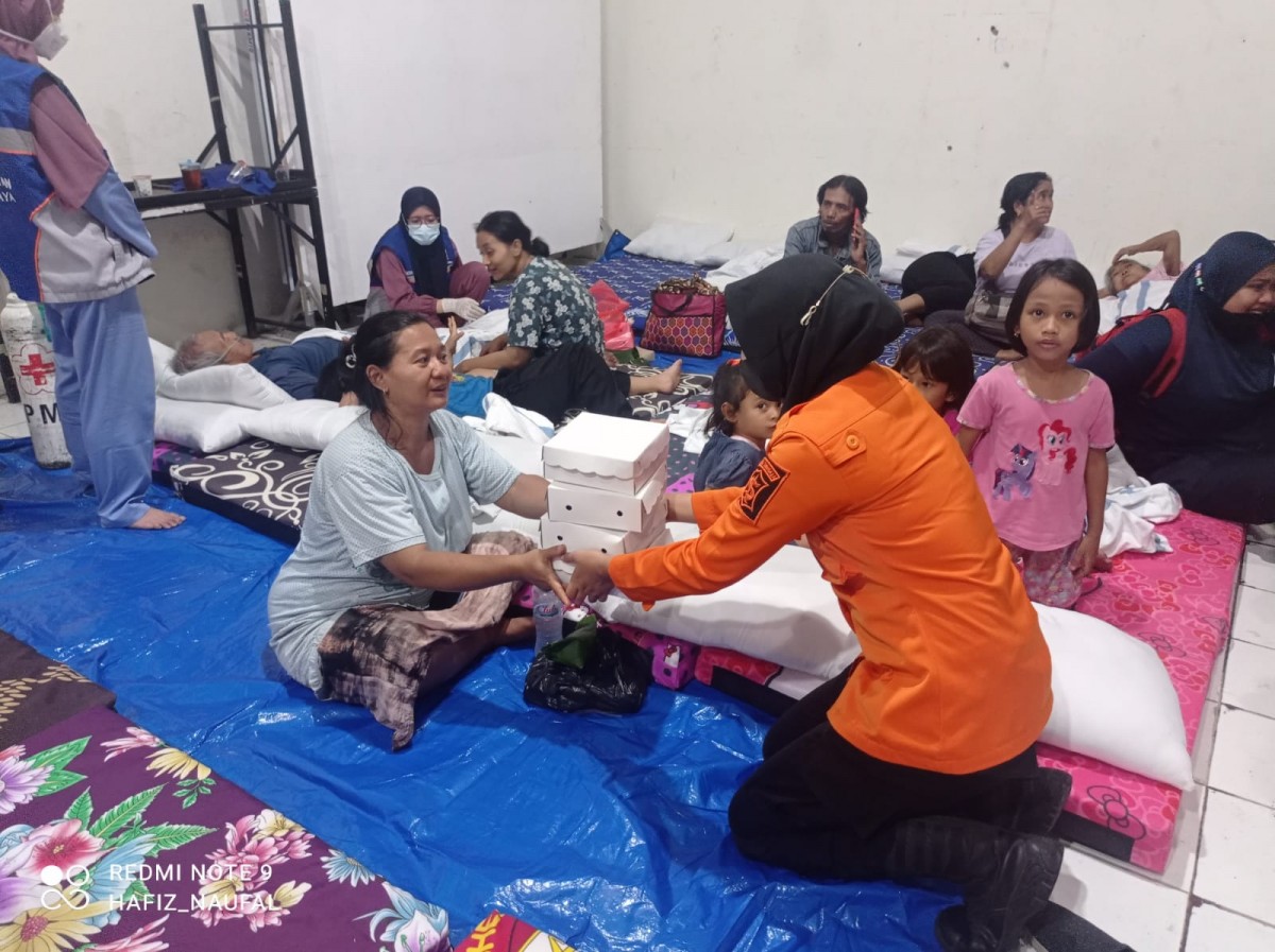 Para korban kebakaran saat dievakuasi petugas ke Balai RW. (foto: BPBD Surabaya/jatimnow.com)