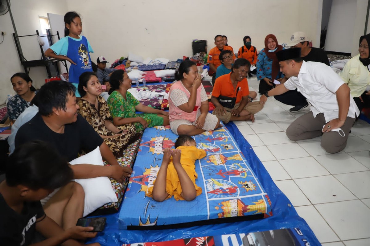 Wali Kota Surabaya, Eri Cahyadi saat meninjau kebakaran 10 rumah di Kedondong Kidul II, Tegalsari