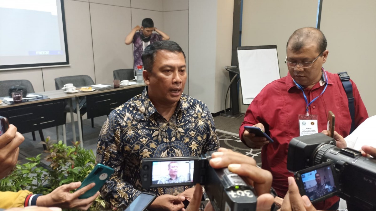 Plt Ketua Dewan Pers, Agung Dharmajaya saat memberikan keterangan kepada awak media usai workshop
