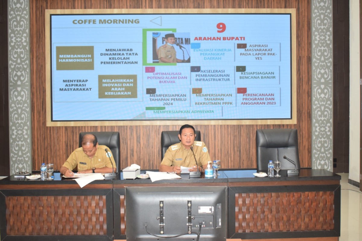 Bupati Lamongan Yuhronur Efendi didampingi Sekdakab Lamongan Moh. Nalikan saat memberi instruksi OPD perihal Lapor Pak Yes