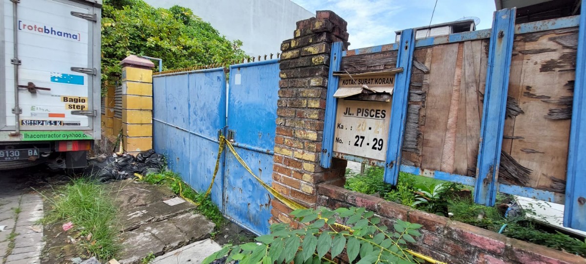 Kondisi gudang EO yang dimiliki ACS, pemeran video mesum kebaya merah. (foto: Farizal Tito/jatimnow.com)