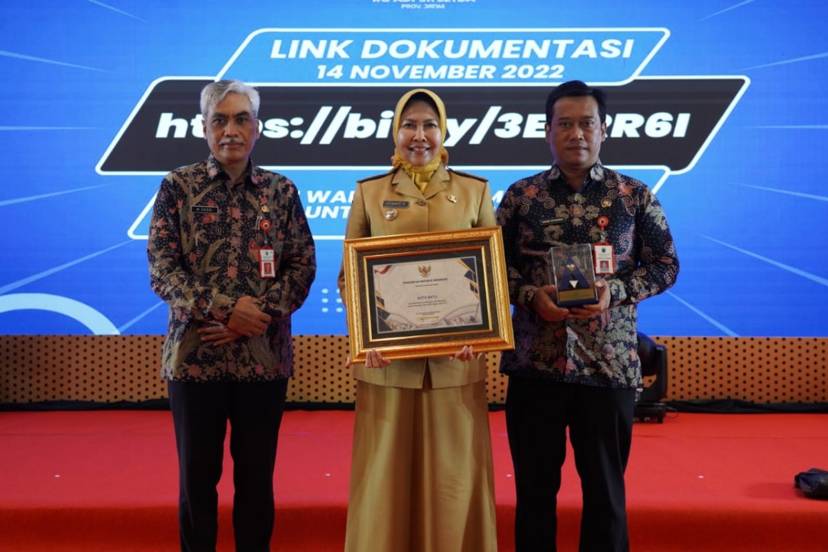 Wali Kota Batu Dewanti Rumpoko bersama Sekda Zadim Effisensi dan Kepala BKAD M. Chori