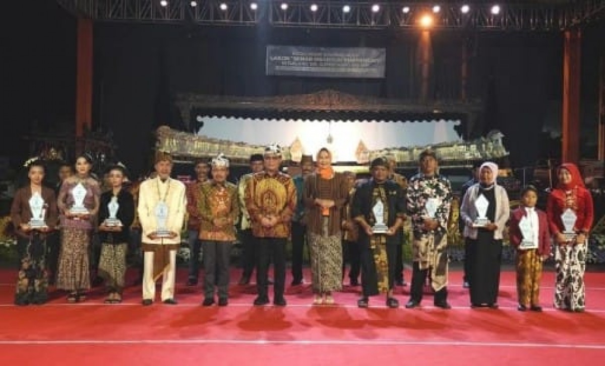 Wakil Ketua MPR RI, Ahmad Basarah memberikan bukti hak paten Macapat Idol oleh Dirjen Kekayaan Intelektual Kemenkumham RI.