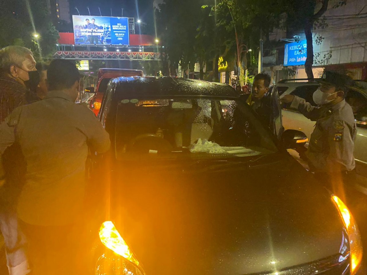 Terjebak Macet Demo Buruh Di Surabaya, Pengemudi Mobil Meninggal Dunia