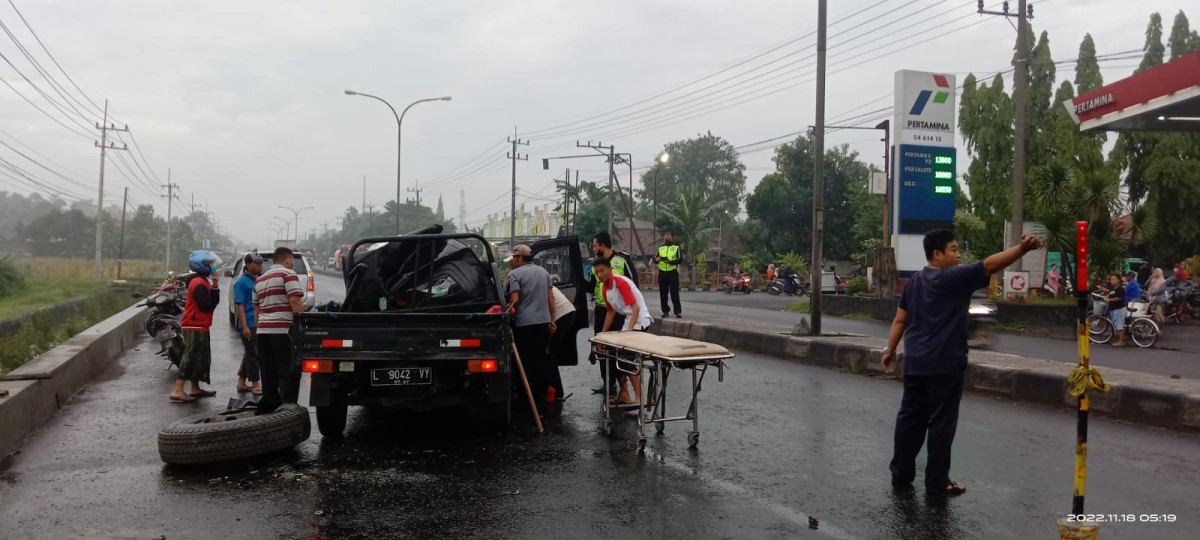 Proses evakuasi Daihatsu Grandmax memakan waktu cukup lama akibat kondisi yang ringsek setelah menabrak truk yang melaju di depannya. (foto: Elok Aprianto)