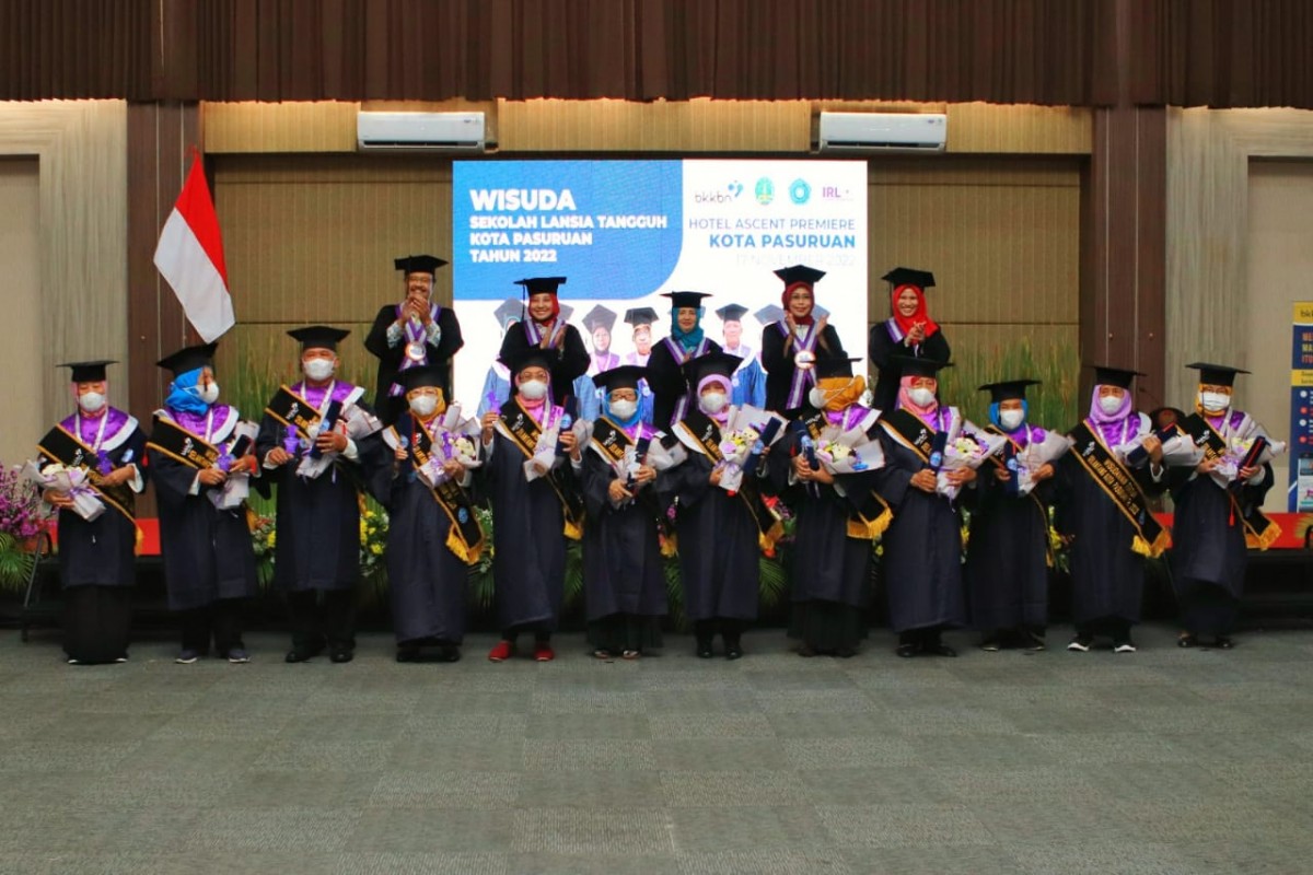Wisuda 160 lansia di Kota Pasuruan yang lulus siswa Sekolah Lansia Tangguh (Selantang)