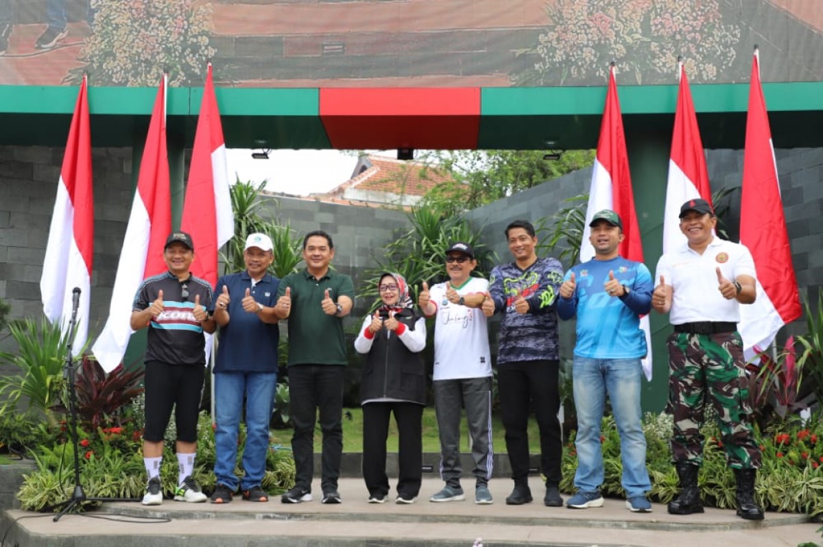 Bupati Jombang Hj Mundjidah dan Wakil Bupati Jombang Sumrambah saat meresmikan Taman Informasi. (foto: Diskominfo Pemkab Jombang for jatimnow.com)