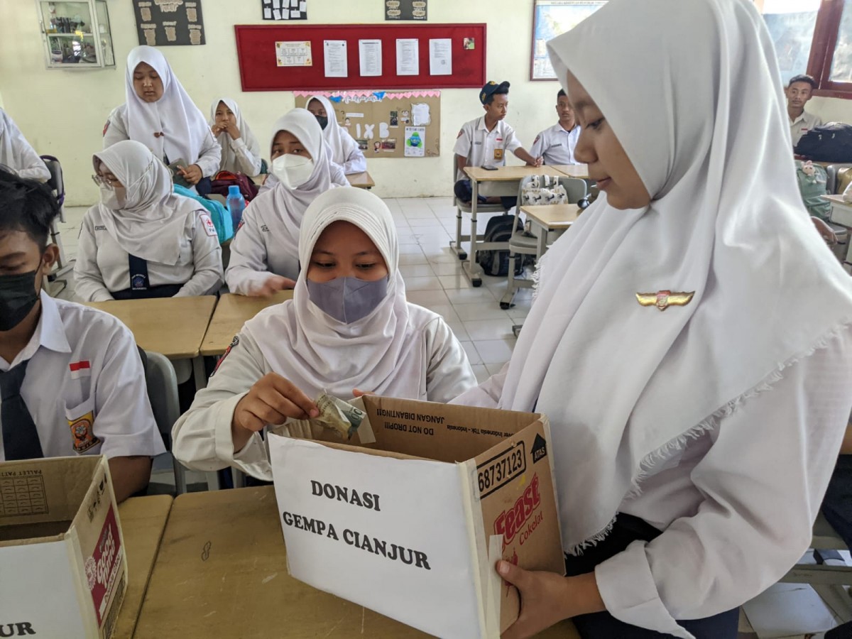 Pengumpulan donasi yang dilakukan pelajar di Kota Mojokerto. (foto: Achmad Supriyadi)