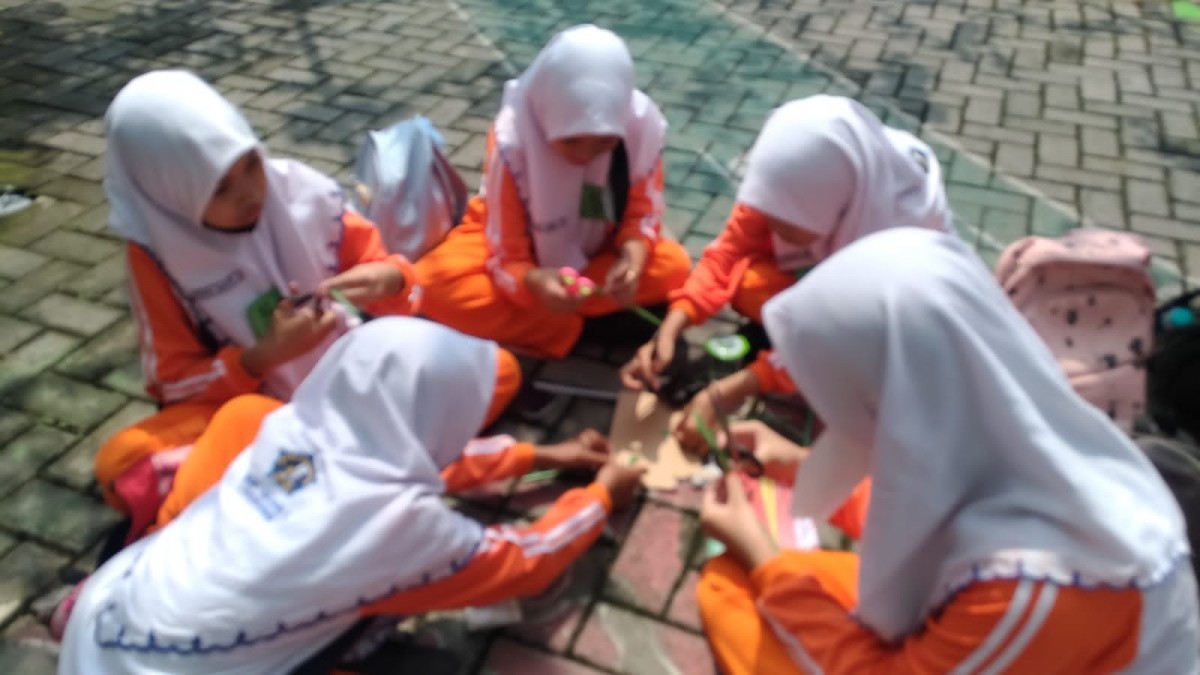 Sejumlah siswa dari SMPN 3 Porong Sidoarjo saa belajar mengelola sampah di Kampung Edukasi Sampah. Foto (Kampung Edukasi Sampah for jatimnow.com)