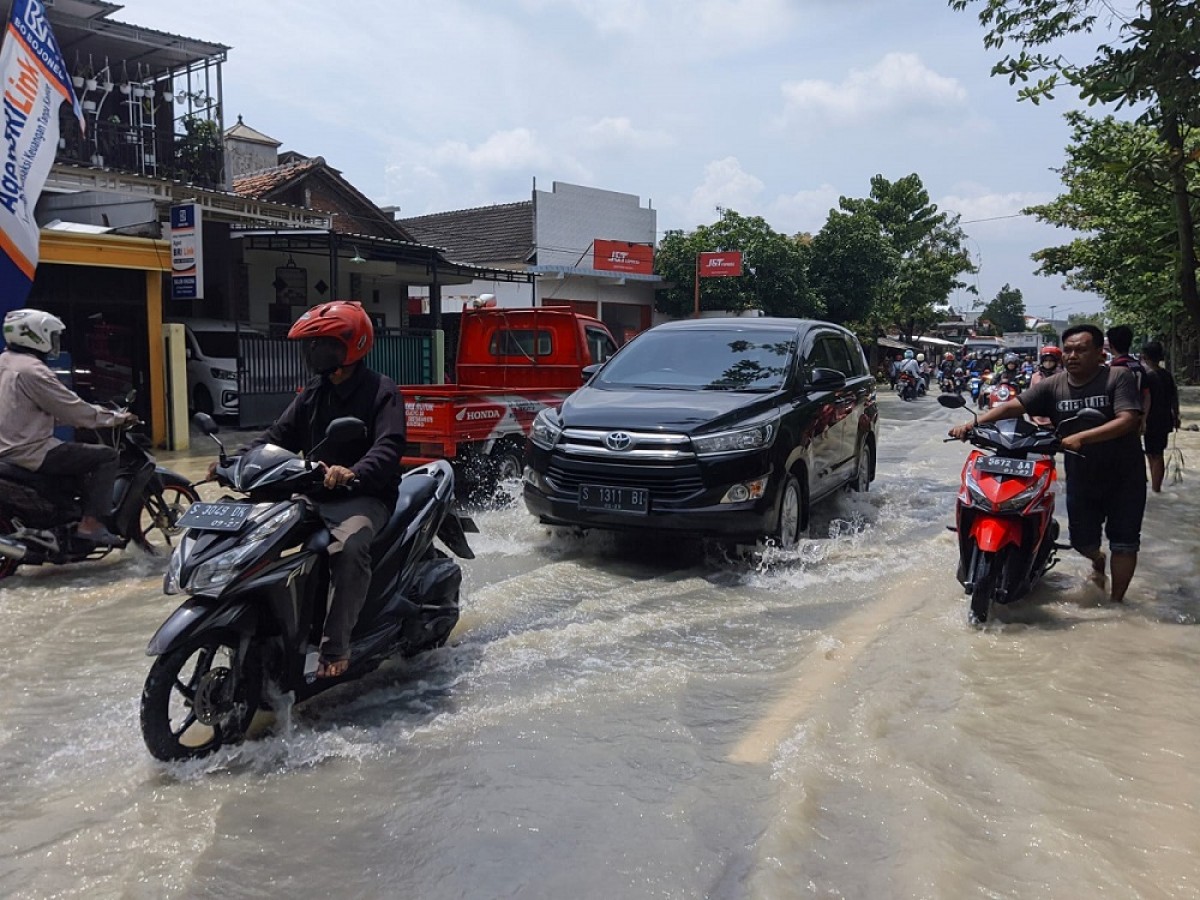 Kondisi banjir di jalan nasional Bojonegoro - Babat. (Foto: Misbahul Munir/jatimnow.com)