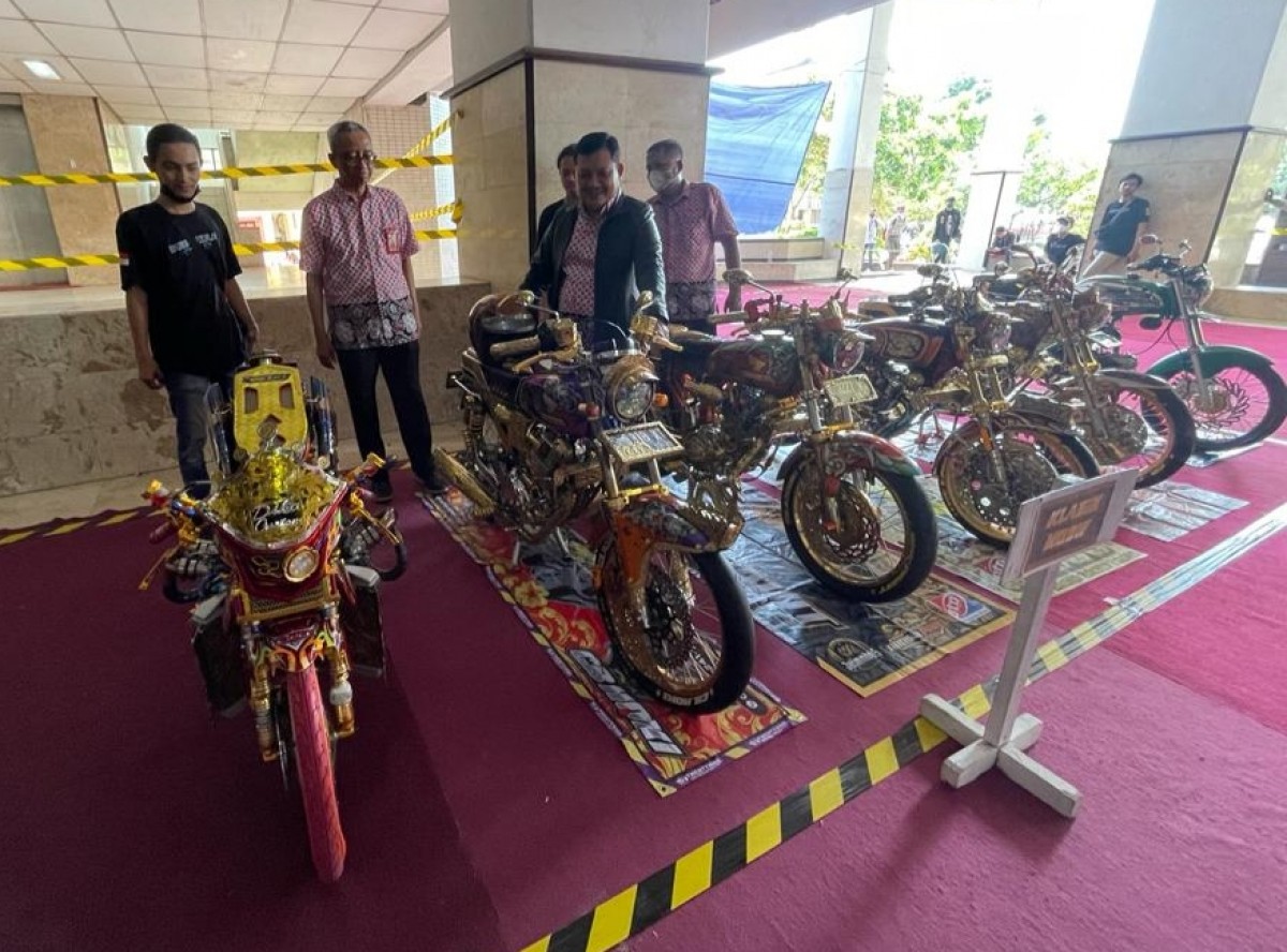 Lomba modifikasi motor di Untag Surabaya