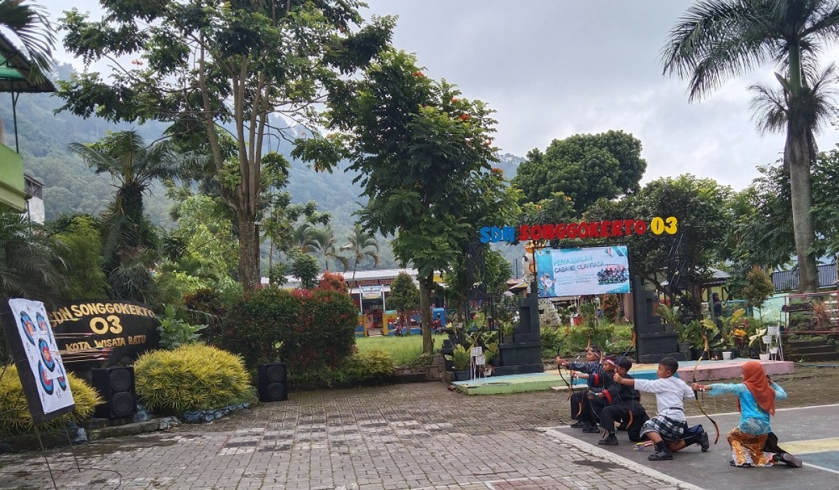 Pelajar menunjukkan bakatnya dalam olahraga memanah. (Foto: Galih Rakasiwi/jatimnow.com)